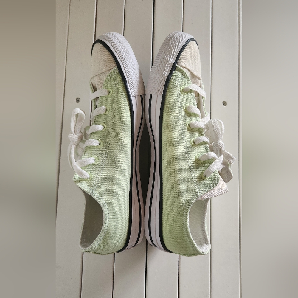 Converse Women's Light Green Canvas Sneakers.  Size: 7mens. 9wo's - Picture 5 of 9